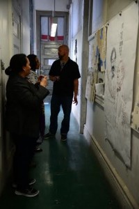Roberto talking with students about his work